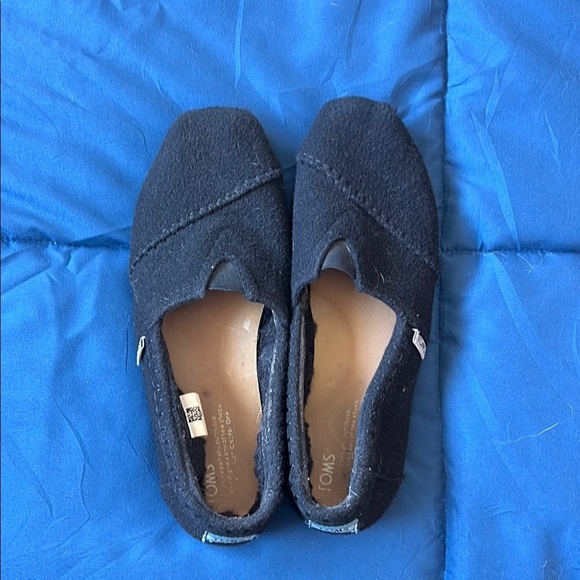 Toms Black Minimalist Slip-On Flats - Picture 5 of 8